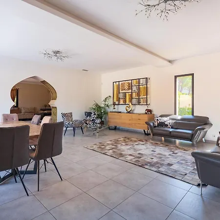 Holiday home Lovely In With Outdoor Swimming Pool Arles